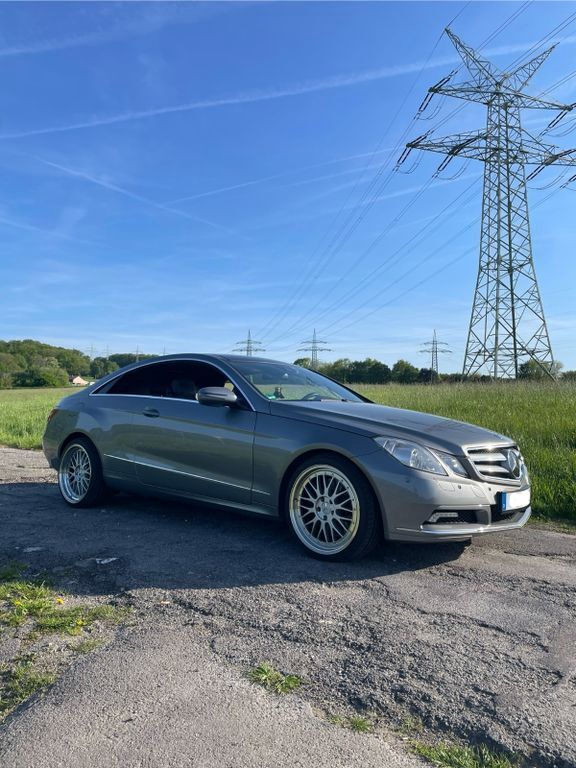 Silber Gebraucht 2009 Mercedes E500 Avantgarde Coupé | 20.500 € (Etwas zu teuer) - Bild 1/4