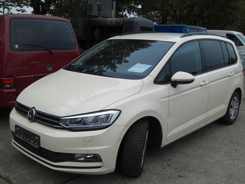 Beige Gebraucht 2016 VW Touran Comfortline Van / Kleinbus | 6.599 € - Bild 1/4