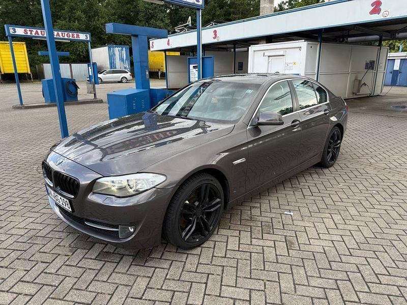 Braun Gebraucht 2013 BMW 525 Sport Line Limousine | 10.600 € (Superpreis) - Bild 1/4