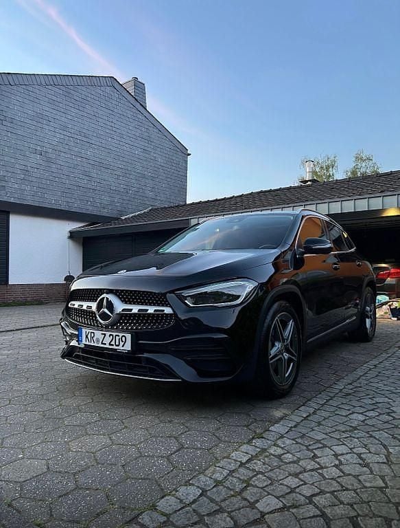 Schwarz Gebraucht 2022 Mercedes GLA200 AMG line SUV | 32.400 € (Fairer Preis) - Bild 1/4