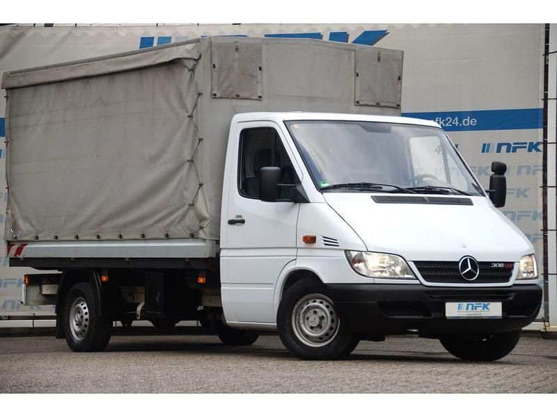 Weiss (metallic) Gebraucht 2004 Mercedes Sprinter Van | 8.950 € (Fairer Preis) - Bild 1/4