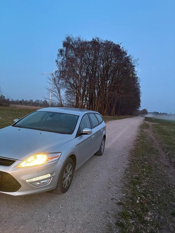Gebraucht Ford Mondeo 140 PS (102 kW) 2012 Silber Kombi