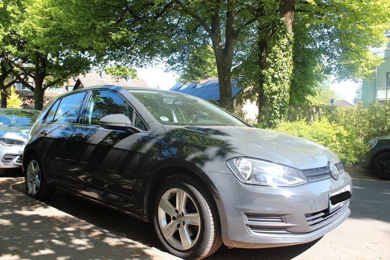 Grau Gebraucht 2016 VW Golf VII Comfortline Limousine | 9.599 € (Superpreis) - Bild 1/4