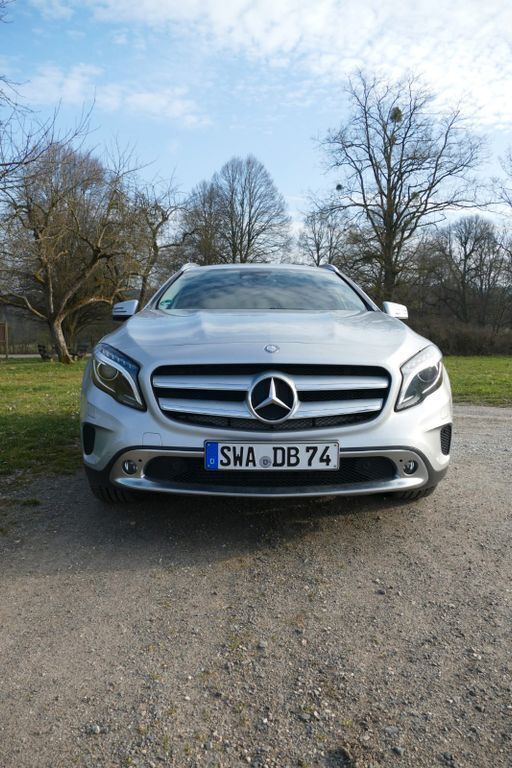 Silber Gebraucht 2015 Mercedes GLA180 SUV | 16.999 € (Guter Preis) - Bild 1/4