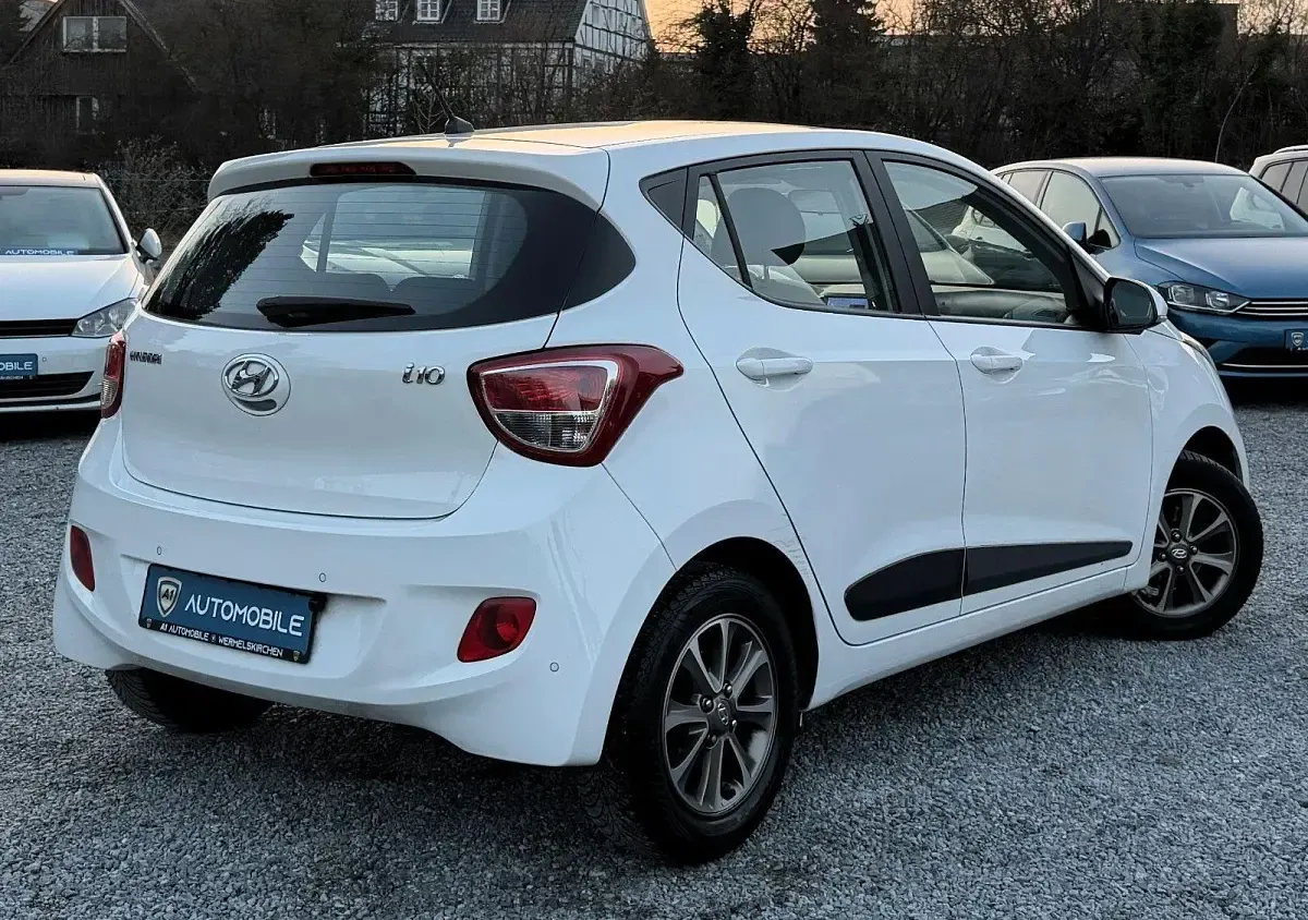 Gebraucht Hyundai i10 Trend 67 PS (49 kW) 2015 Weiß Kleinwagen