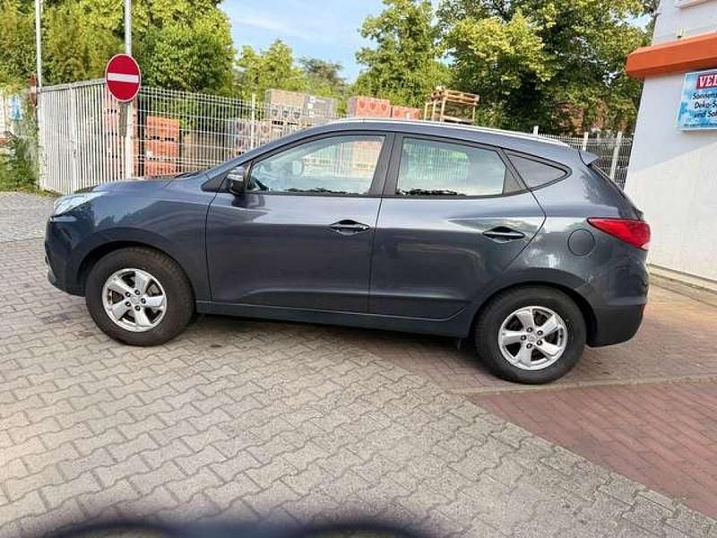 Grau Gebraucht 2011 Hyundai Tucson SUV | 8.900 € (Fairer Preis) - Bild 1/4
