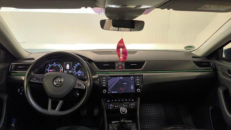 Grün Gebraucht 2017 Skoda Superb Ambition Kombi | 13.500 € (Etwas zu teuer) - Bild 1/4