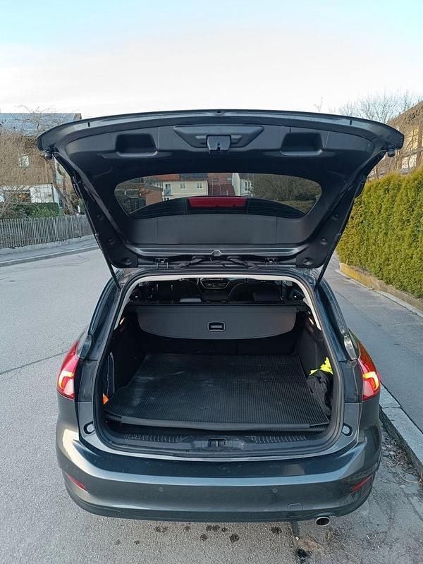 Gebraucht Ford Focus Titanium 120 PS (88 kW) 2019 Grau Kombi
