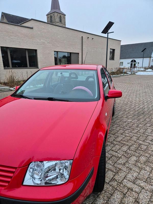 Second-hand VW Bora 75 CP (55 kW) 2002 Roșu Berlinǎ