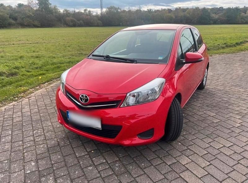 Gebraucht Toyota Yaris 69 PS (50 kW) 2012 Rot Kleinwagen