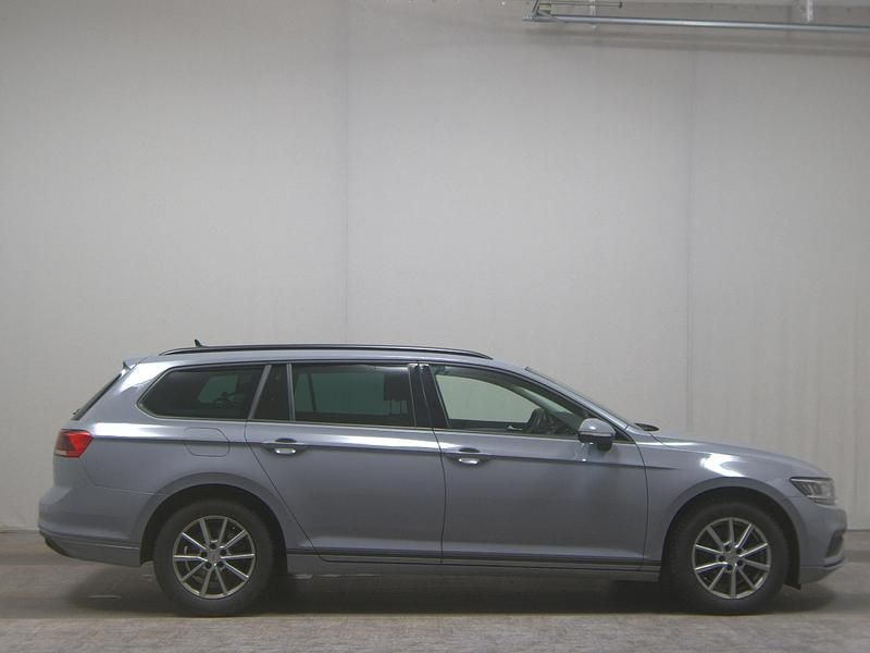Gebraucht VW Passat 150 PS (110 kW) 2023 Grau Kombi