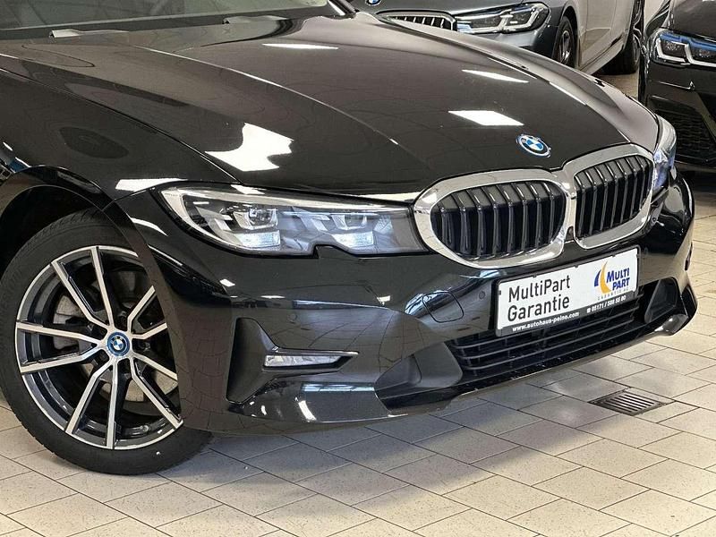 Gebraucht BMW 320e Performance 163 PS (119 kW) 2021 Saphirschwarz Kombi