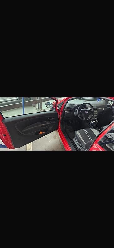 Rot Gebraucht 2008 Fiat Grande Punto Kleinwagen | 2.000 € (Fairer Preis) - Bild 1/4