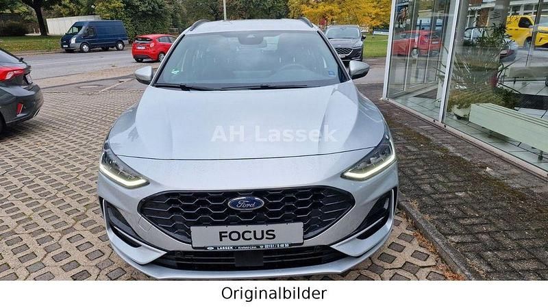 Silber Gebraucht 2024 Ford Focus ST-Line Limousine | 24.999 € (Fairer Preis) - Bild 1/4