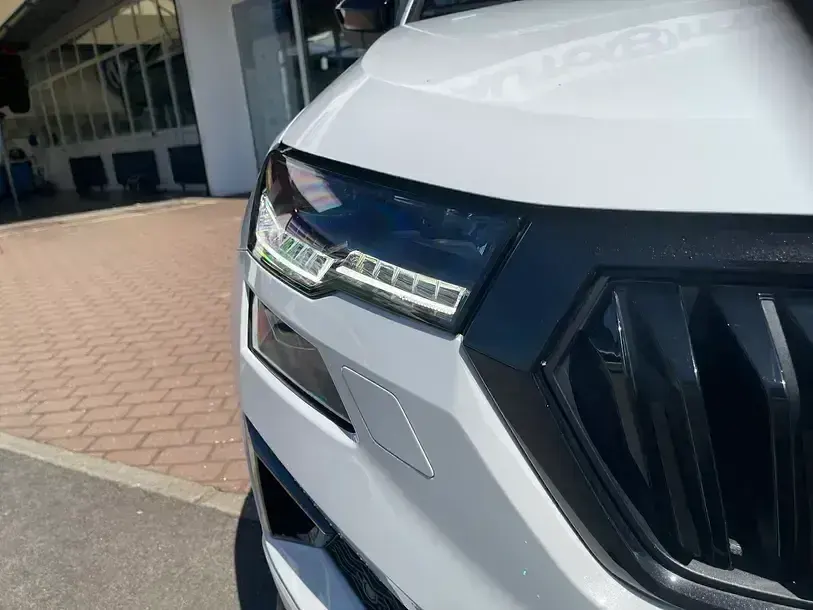 Gebraucht Skoda Karoq SportLine 190 PS (139 kW) 2024 Weiß SUV