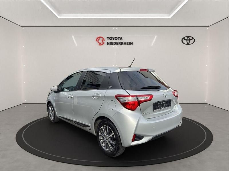 Gebraucht Toyota Yaris Connect Style 111 PS (81 kW) 2020 Platinsilber metallic Limousine