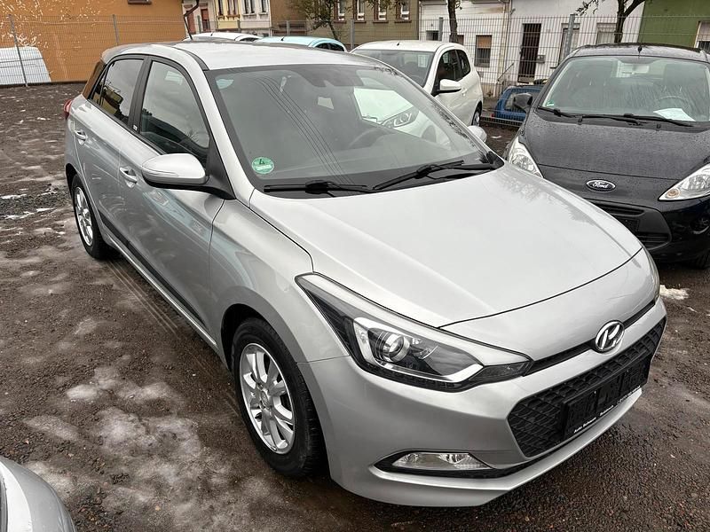 Gebraucht Hyundai i20 Passion 84 PS (61 kW) 2016 Silber Limousine