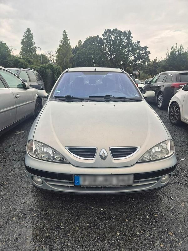 Grau Gebraucht 2001 Renault Mégane Limousine | 870 € (Etwas zu teuer) - Bild 1/4