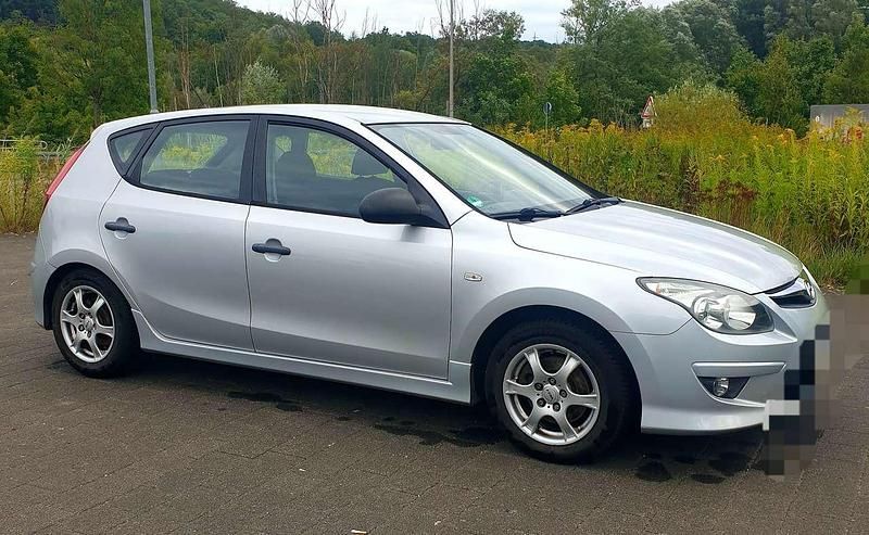 Silber Gebraucht 2012 Hyundai i30 Limousine | 4.050 € - Bild 1/3