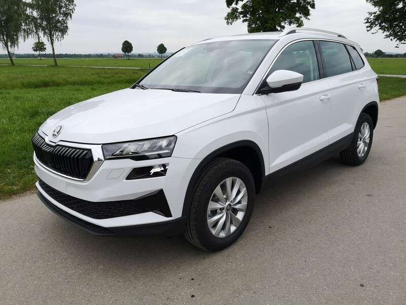 Nevadaweiß metallic Neu 2025 Skoda Karoq Selection SUV | 32.590 € (Guter Preis) - Bild 1/3