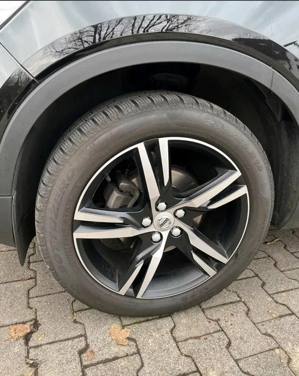 Gebraucht Volvo XC40 Momentum 163 PS (119 kW) 2021 Schwarz SUV