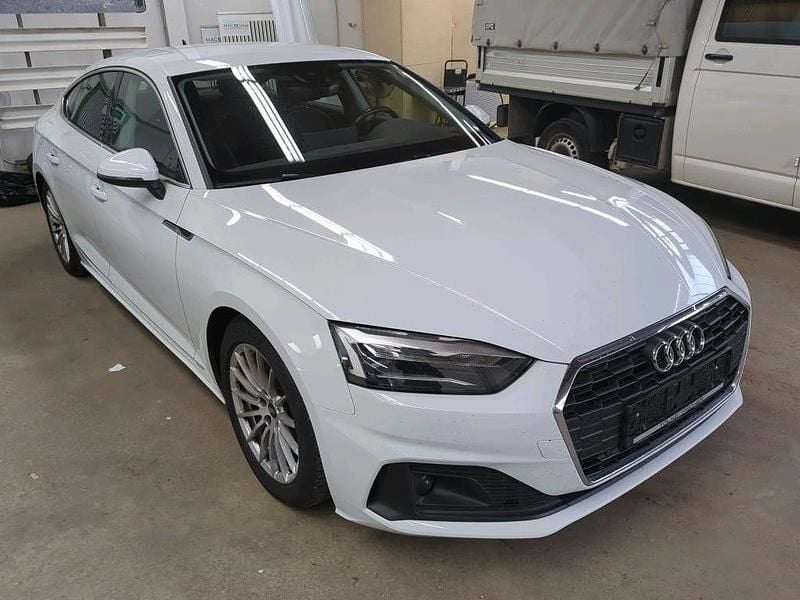 Weiß Gebraucht 2022 Audi A5 Sportback Kleinwagen | 18.999 € (Superpreis) - Bild 1/4