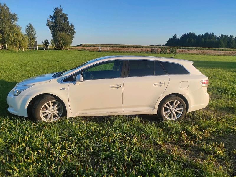 Weiß Gebraucht 2011 Toyota Avensis T2 Kombi | 5.000 € (Guter Preis) - Bild 1/4