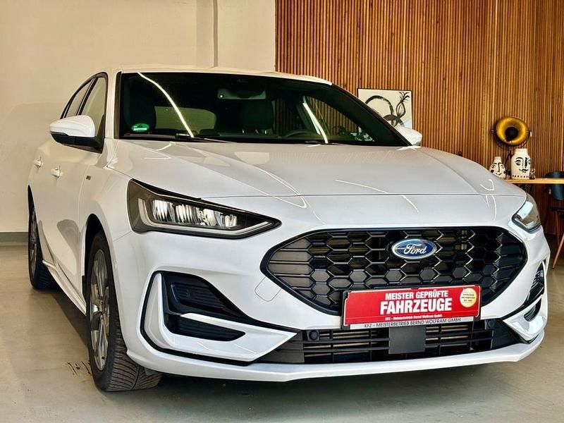 Weiß Gebraucht 2022 Ford Focus ST-Line Limousine | 19.370 € (Superpreis) - Bild 1/4