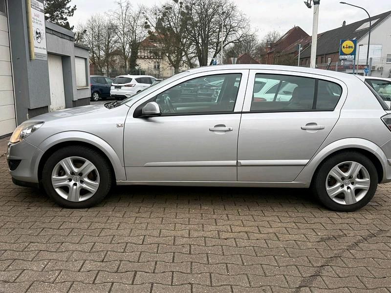 Gebraucht Opel Astra Edition 116 PS (85 kW) 2009 Argon silber/ice silver (m2) Limousine