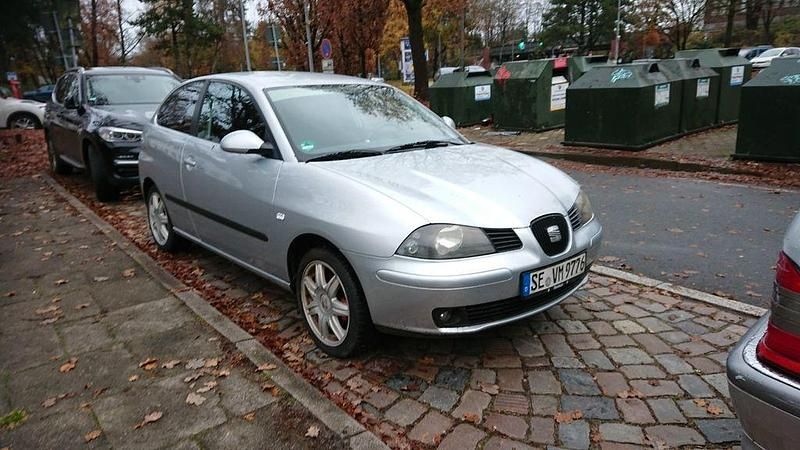 Silber Gebraucht 2002 Seat Ibiza Limousine | 890 € (Fairer Preis) - Bild 1/4