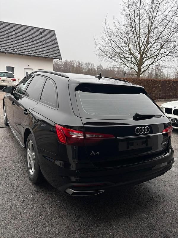 Gebraucht Audi A4 163 PS (119 kW) 2023 Schwarz Kombi