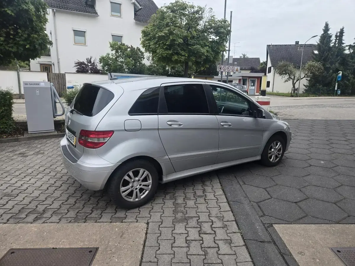 Gebraucht Mercedes B180 116 PS (85 kW) 2009 Silber Van / Kleinbus