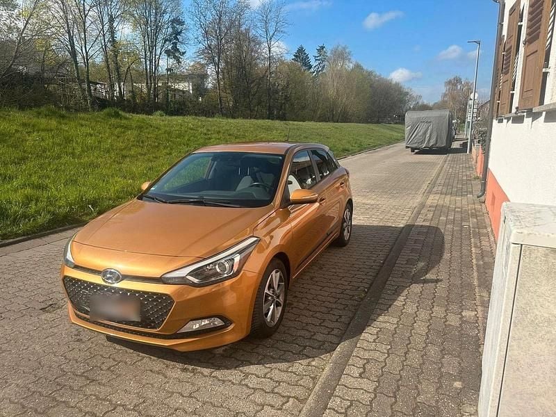 Gebraucht Hyundai i20 84 PS (61 kW) 2015 Gold Kleinwagen
