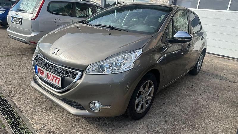 Grau Gebraucht 2013 Peugeot 208 Style Kleinwagen | 4.800 € (Guter Preis) - Bild 1/4