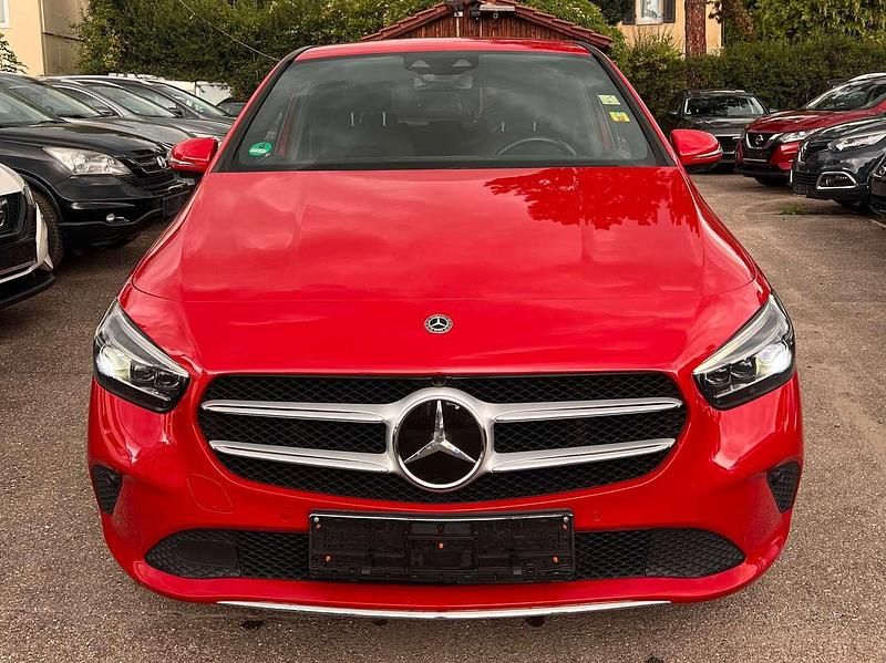Rot Gebraucht 2019 Mercedes B180 Van / Kleinbus | 17.200 € (Fairer Preis) - Bild 1/4