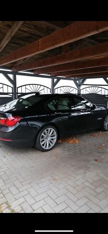 Second-hand BMW 730 258 CP (189 kW) 2013 Negru Berlinǎ