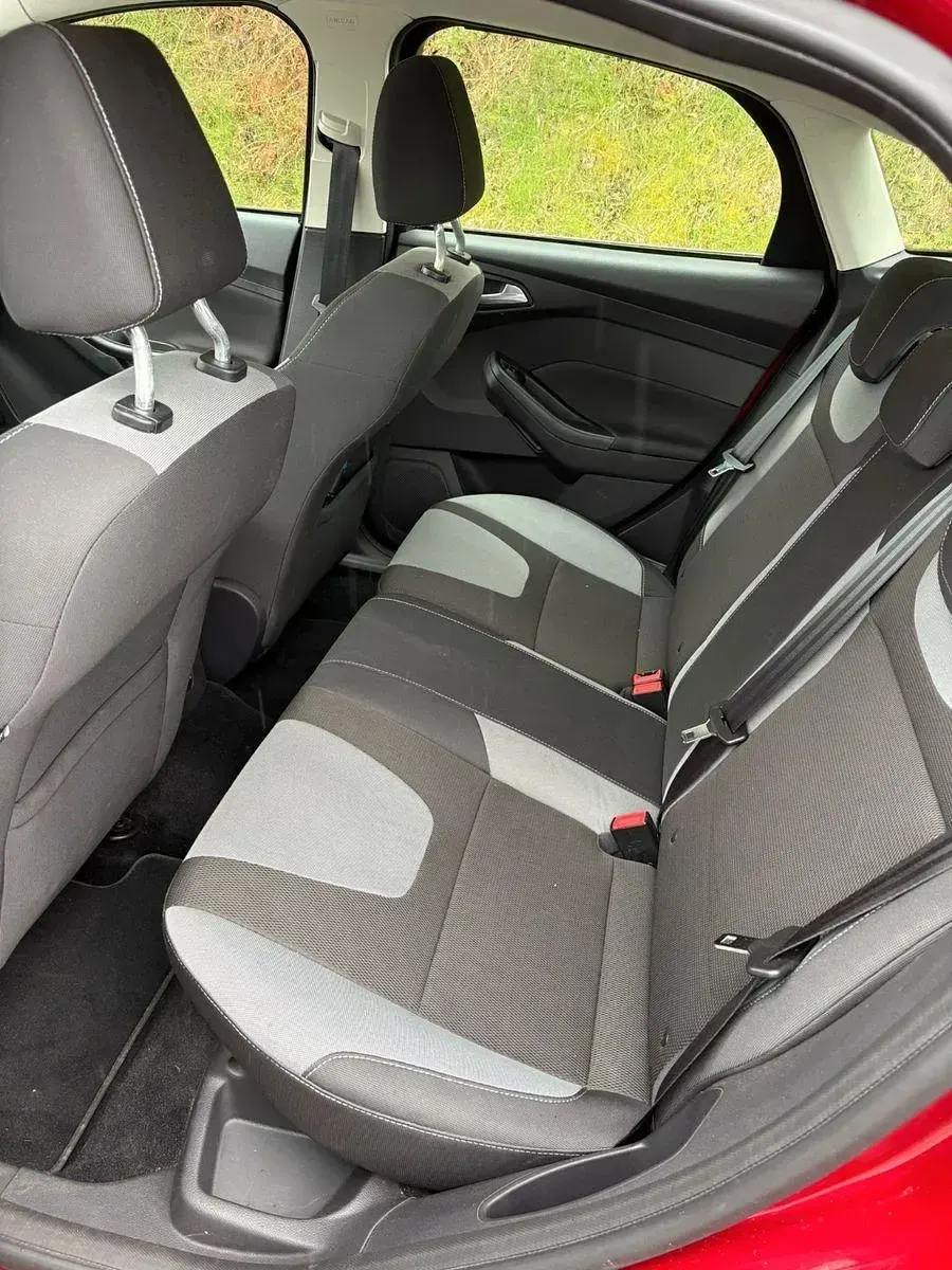Usado Ford Focus Champions Edition 125 CV (91 kW) 2012 Rojo Berlina