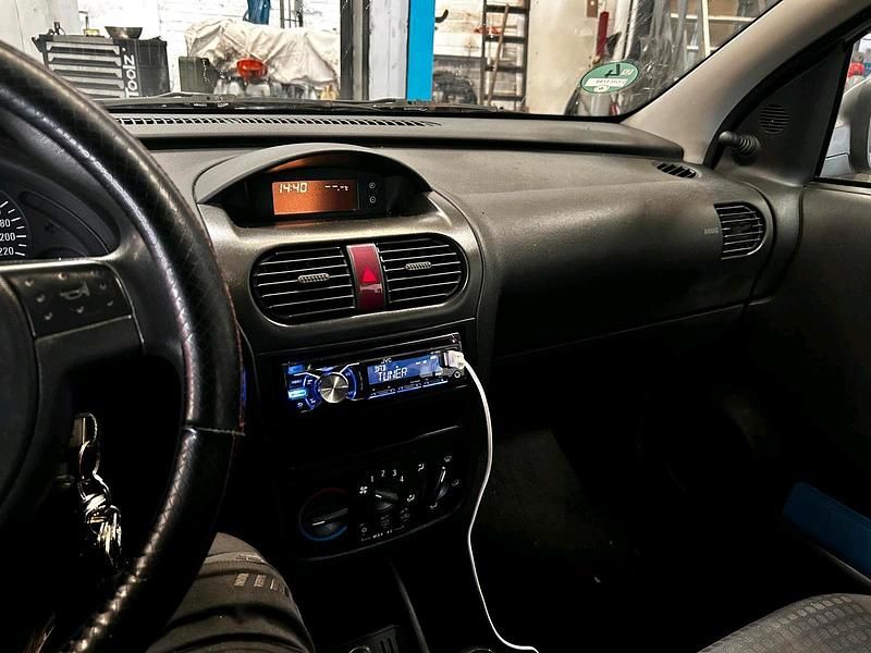 Gebraucht Opel Corsa 75 PS (55 kW) 2003 Silber Kleinwagen