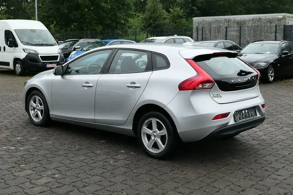 Gebraucht Volvo V40 Kinetic 120 PS (88 kW) 2017 Silber Limousine