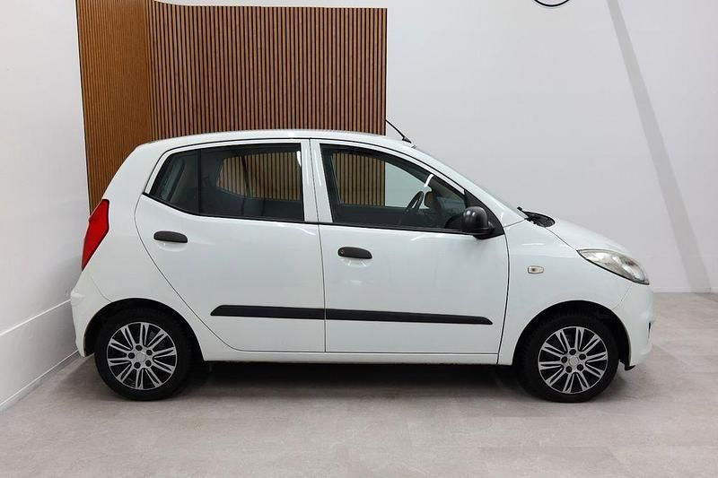 Gebraucht Hyundai i10 Edition 69 PS (50 kW) 2013 Weiß Kleinwagen