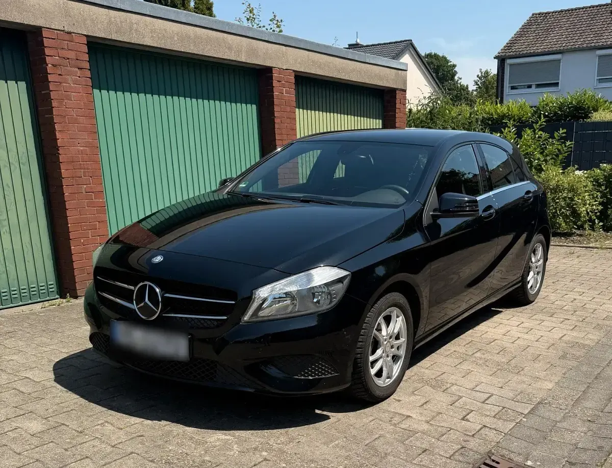 Gebraucht Mercedes A180 122 PS (89 kW) 2013 Schwarz Kleinwagen