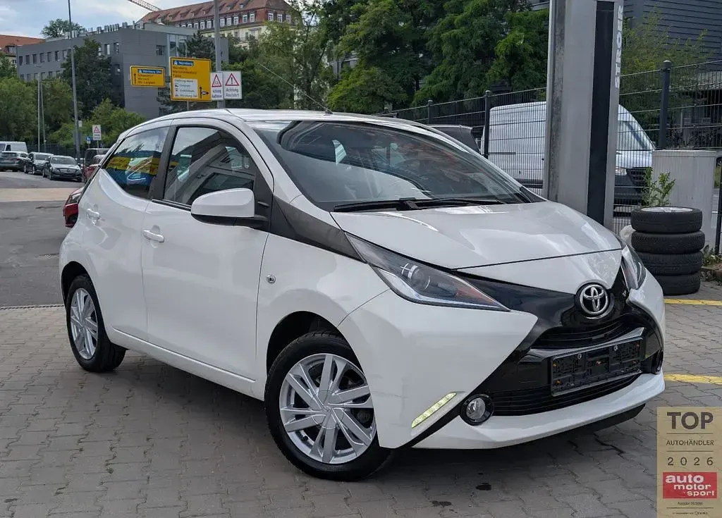 Gebraucht Toyota Aygo X-play 69 PS (50 kW) 2016 Weiß Kleinwagen