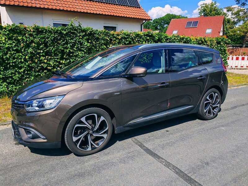 Braun Gebraucht 2017 Renault Grand Scénic IV Bose Edition Van / Kleinbus | 12.900 € (Fairer Preis) - Bild 1/4