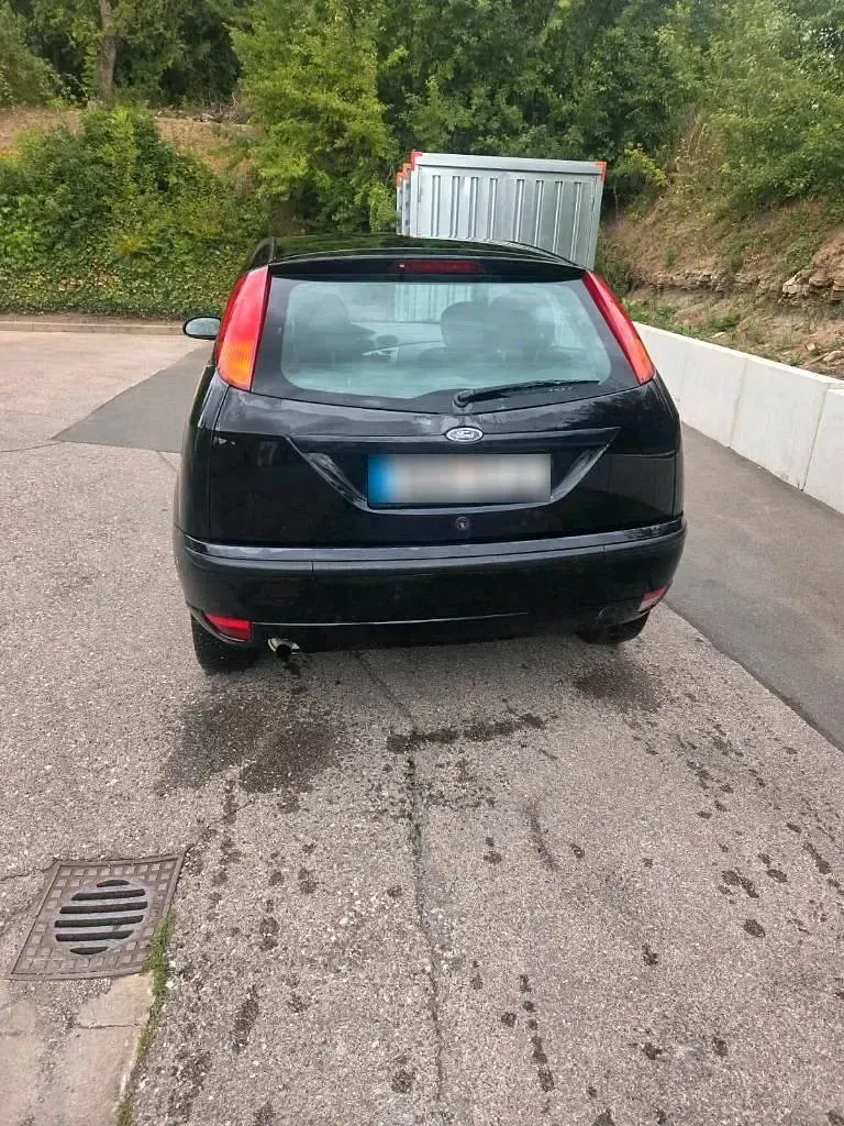 Gebraucht Ford Focus 100 PS (73 kW) 2001 Schwarz Kleinwagen
