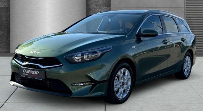 Grün ((exg) experience green met.) Neu 2024 Kia Ceed Sportswagon Comfort Kombi | 23.550 € (Fairer Preis) - Bild 1/4