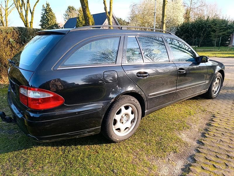 Gebraucht Mercedes E220 Classic 150 PS (110 kW) 2004 Schwarz Kombi