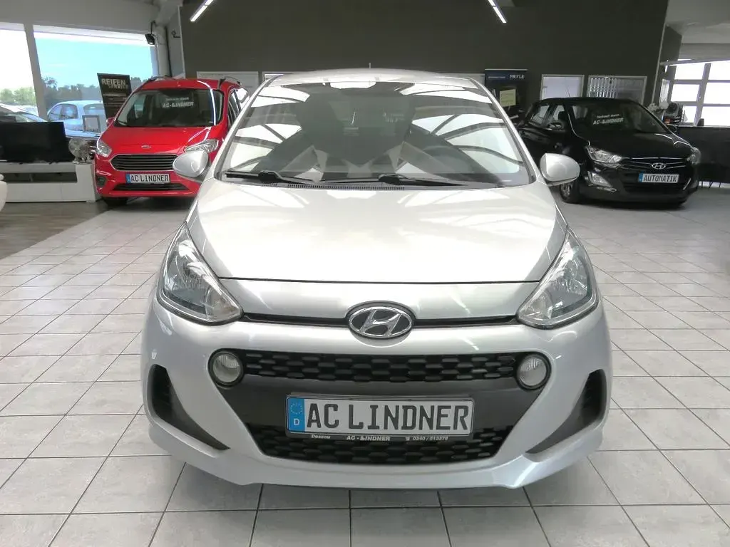 Gebraucht Hyundai i10 Classic 67 PS (49 kW) 2019 Silber Kleinwagen