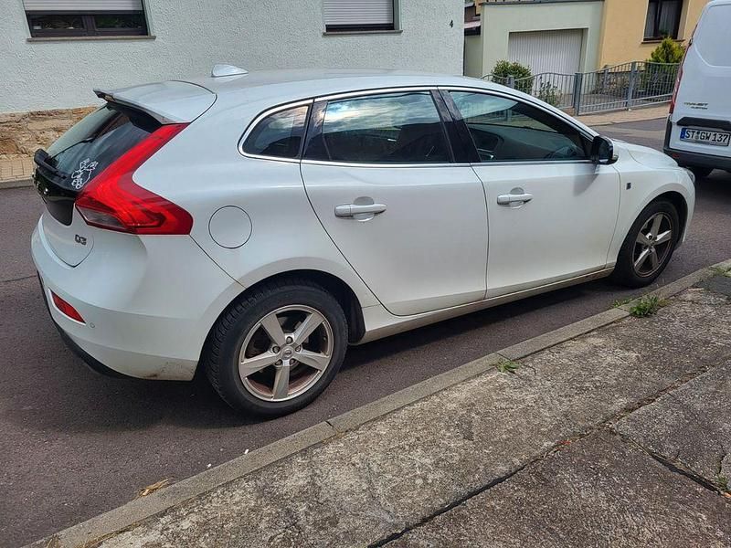 Weiß Gebraucht 2016 Volvo V40 Ocean Race Kombi | 16.000 € (Fairer Preis) - Bild 1/4