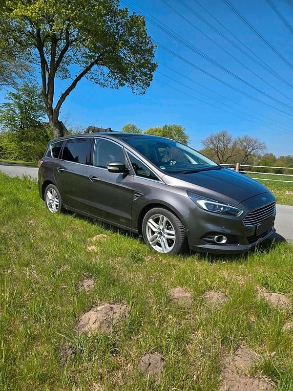 Gebraucht Ford S-MAX Titanium 179 PS (131 kW) 2018 Grau Van / Kleinbus