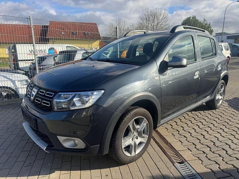 Grau Gebraucht 2017 Dacia Sandero Prestige Limousine | 6.350 € (Fairer Preis) - Bild 1/4